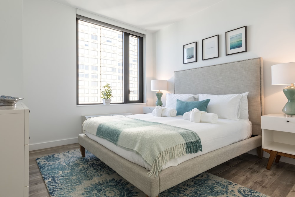Deedee's Sky Rise Apartments - Newport 2