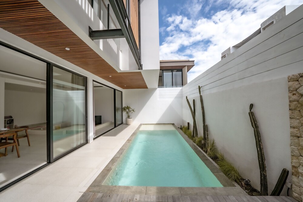 RHYS Villa Pererenan