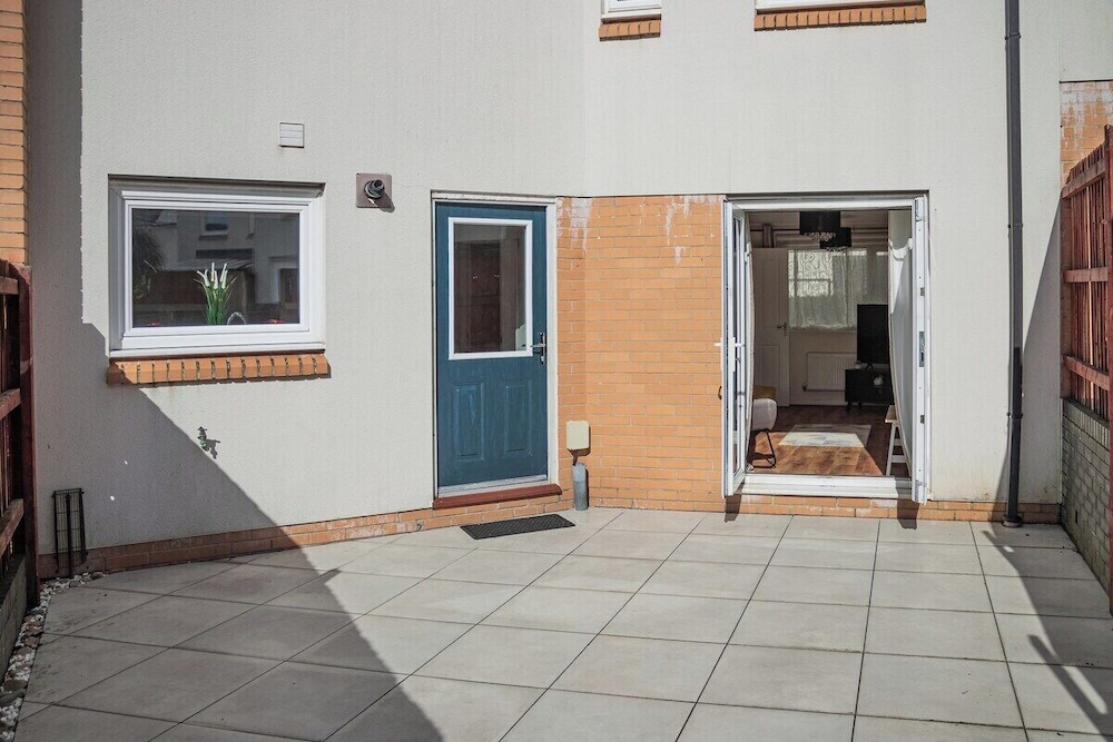 Bright 4-bed Swansea Getaway With Parking