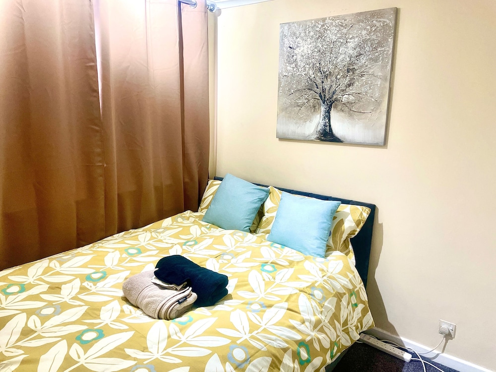 House - Sleeps 9 - Garden - Pet Friendly - Parking