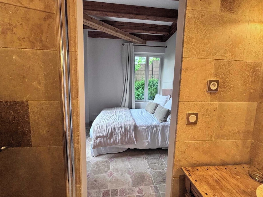 Exceptional 5 Bedroom House Near the Beach view 2