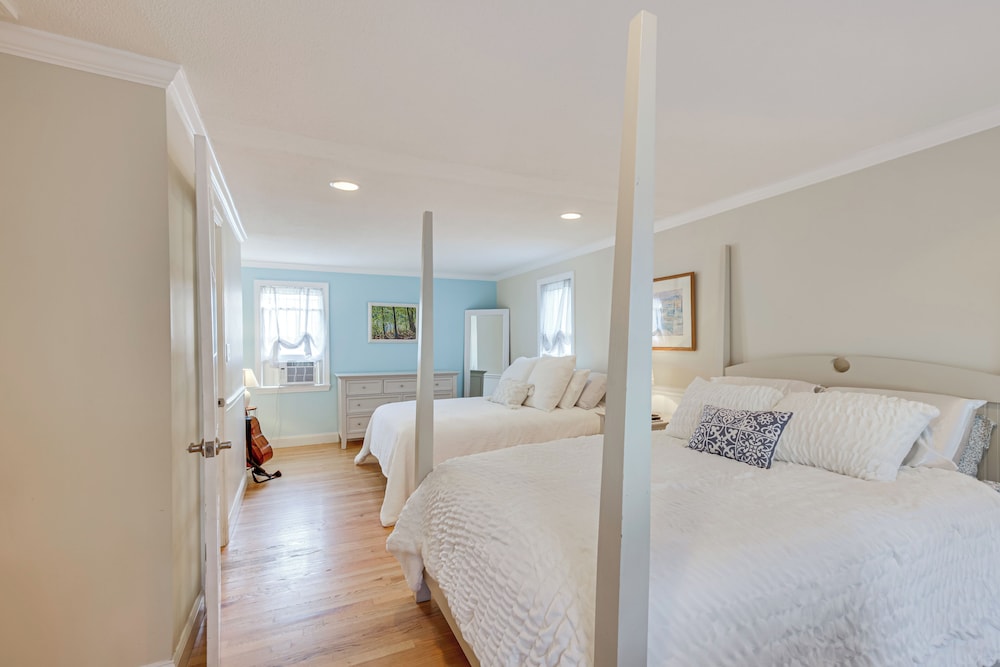 Coastal Retreat w/ Large Yard < 1 Mi to Dtwn Saco!