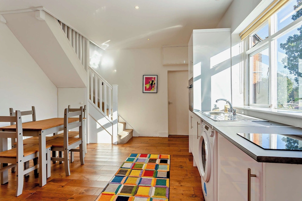 Old School House-2 Bedroom-sleeps 6-large Garden