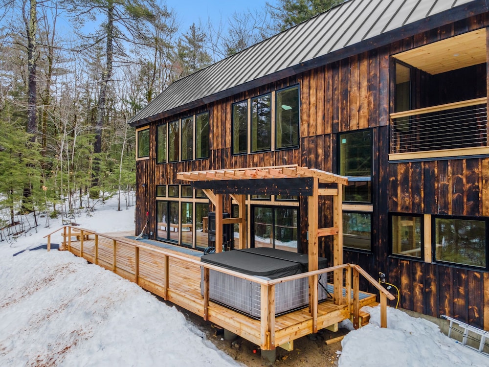 Ski Cabin w Hot Tub Gas Fireplace Near Cranmore