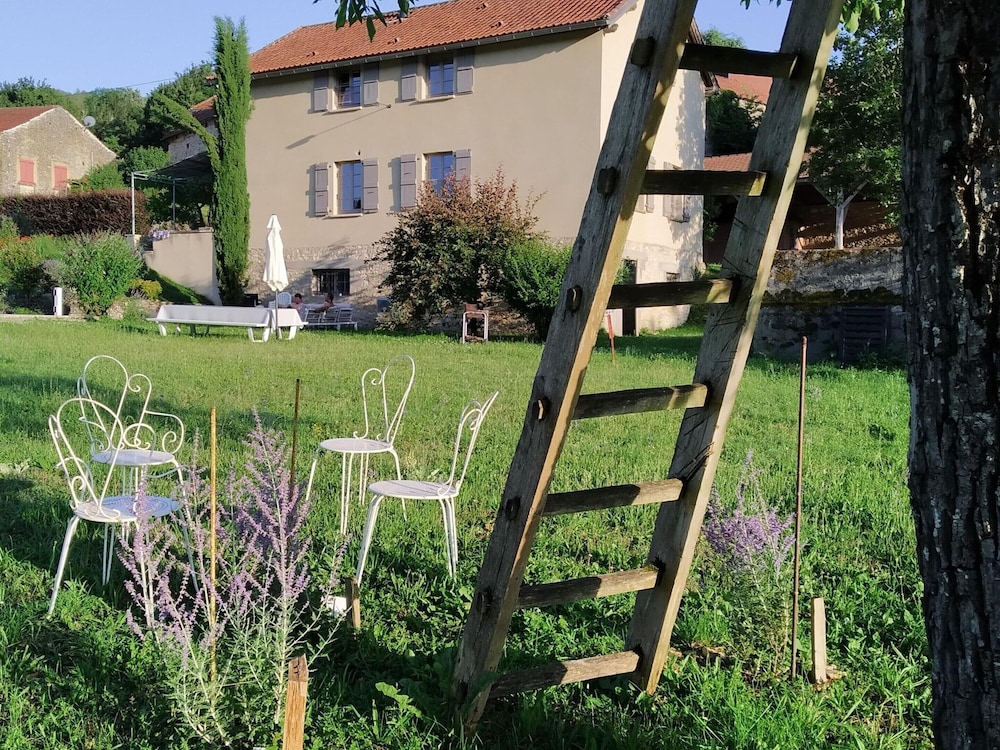 Sunflower Valley Villa, Leobard