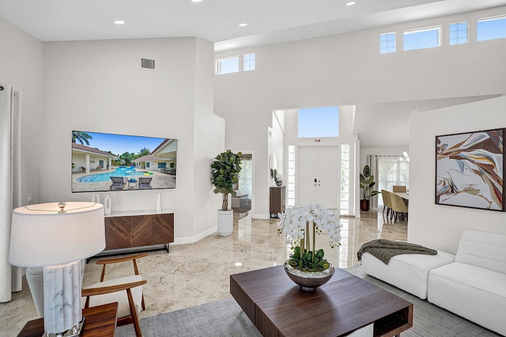 The Grand Luxe 8BR Villa w Pool and Basketball