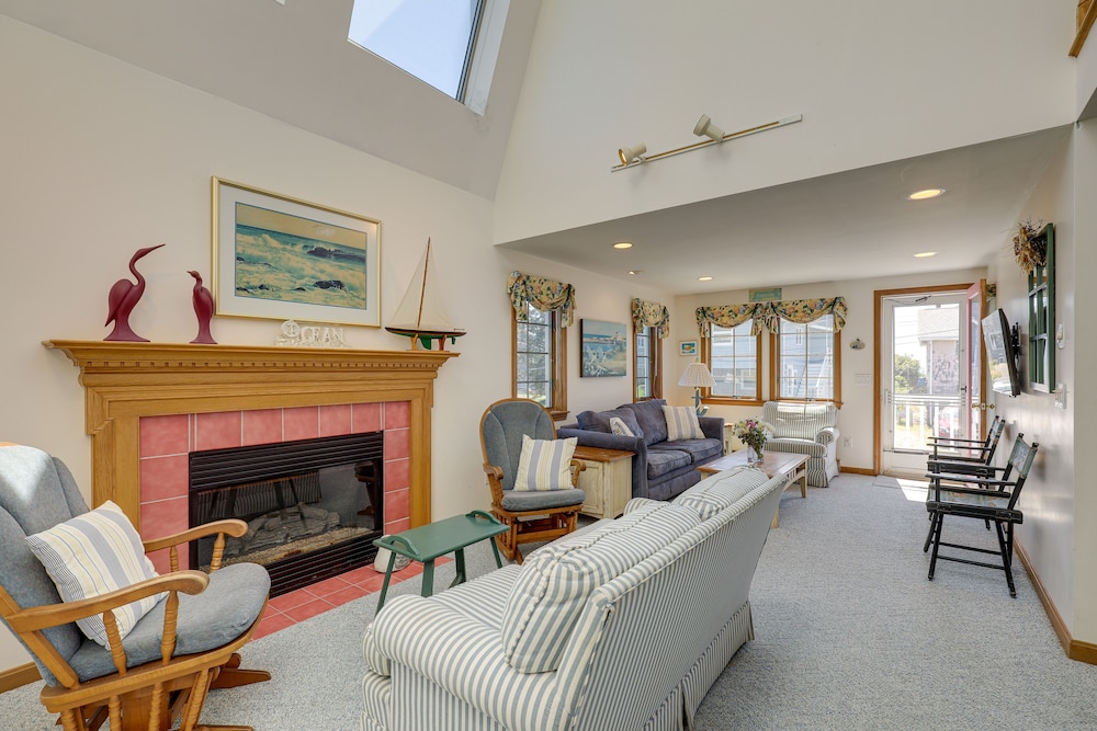 Inviting Rockport Rental w/ Deck: Walk to Beach!