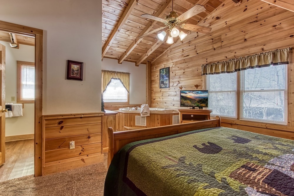 Er6 - On Eagles' Wings - Great Location. Close To All The Action! 6 Bedroom Cabin by RedAwning view 5