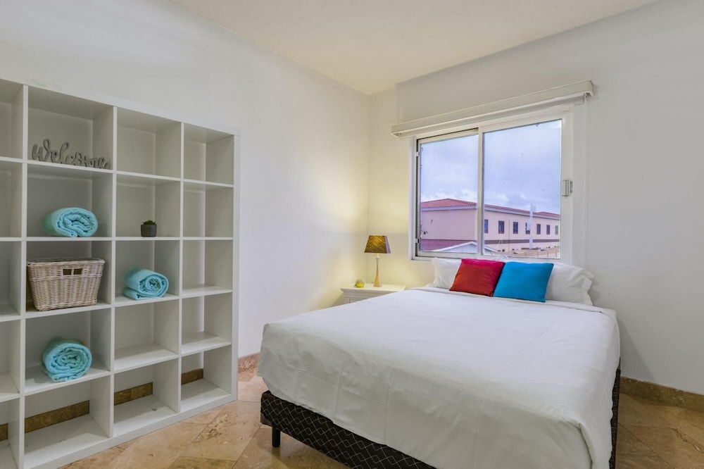4BR 3BA w Pool Sleeps 10 200m From Eagle Beach