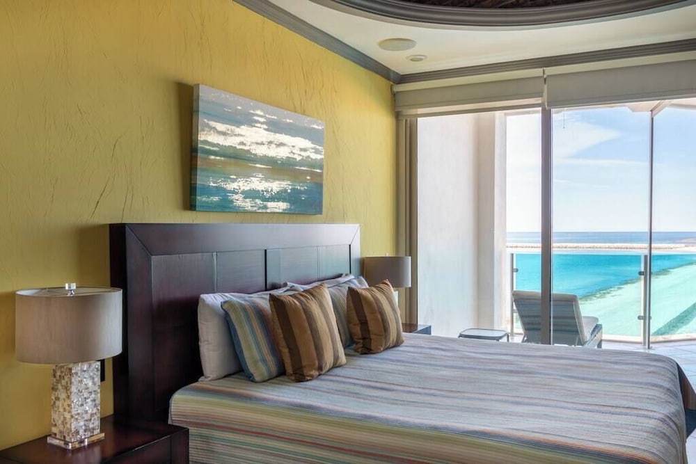 Luxury Beachfront Condo on Sandy Beach