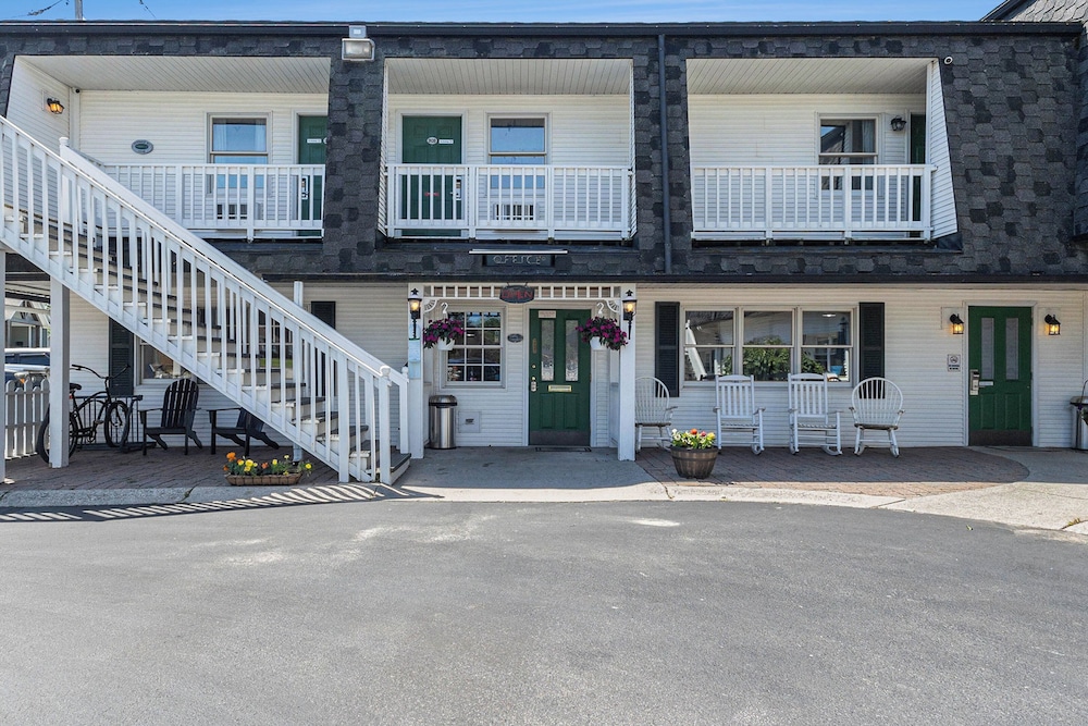 Snyder's Shoreline Inn
