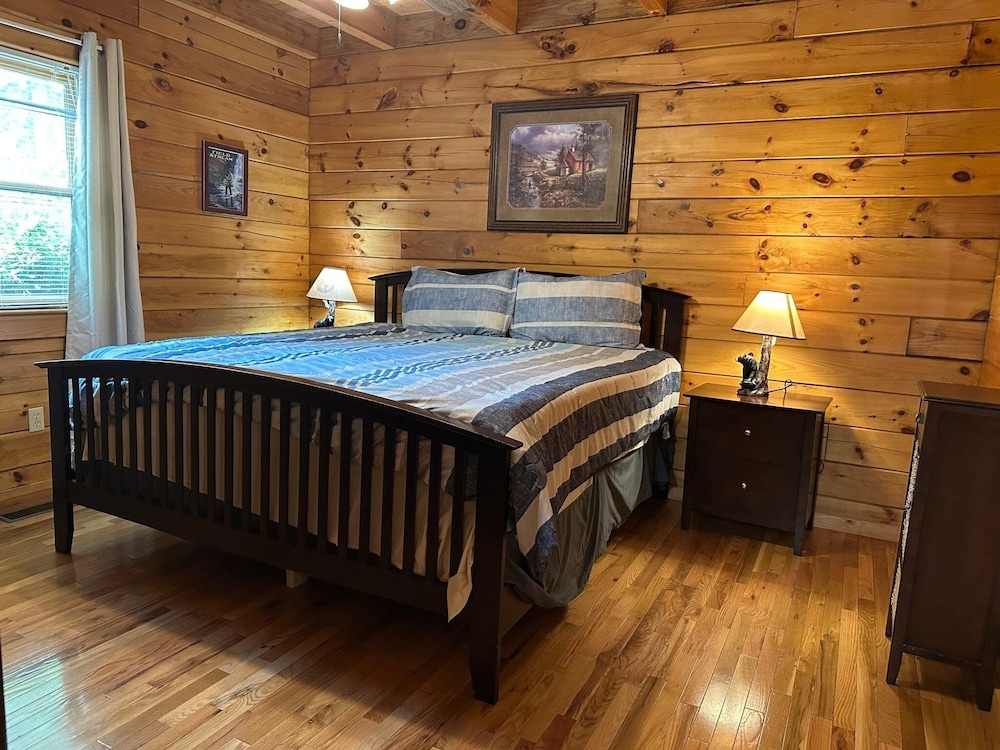 Chillin N Grillin 2 Bedroom Cabin