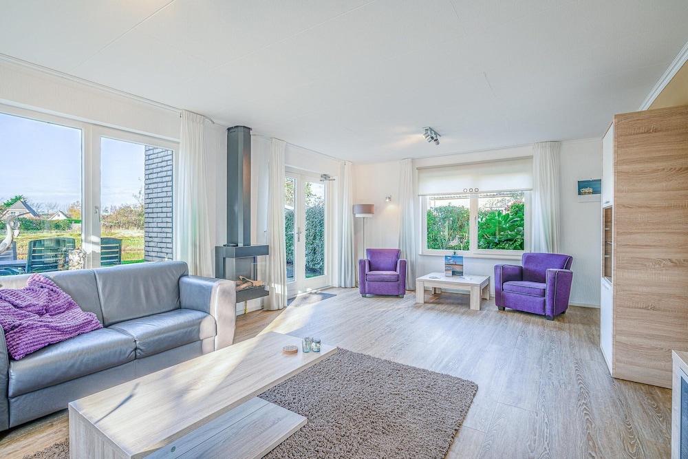 Charming Villa With Spacious Garden on the Water