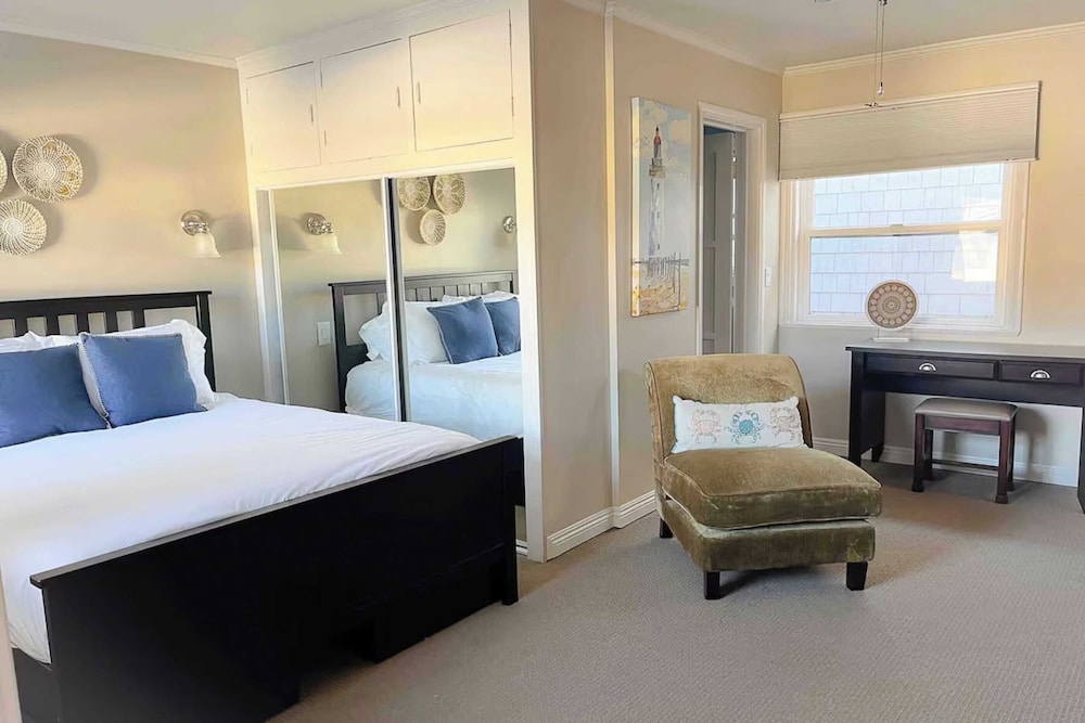 Waterfront Newport Condos w. Dock Access, Walk to Balboa Fun Zone and Beach