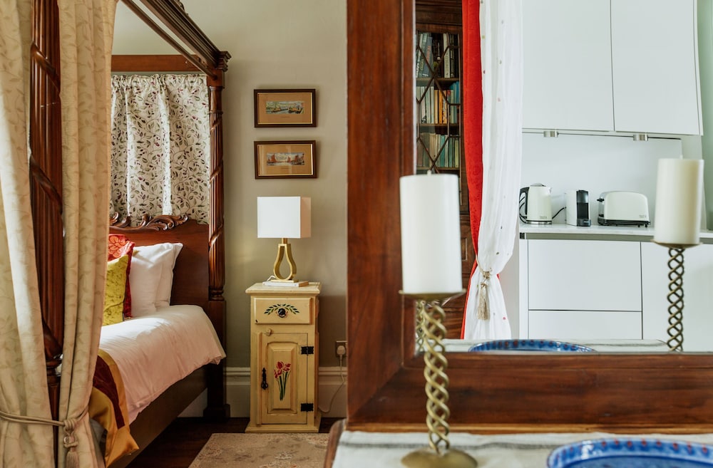The Suite, 82 Cathedral, Private Parking view 4
