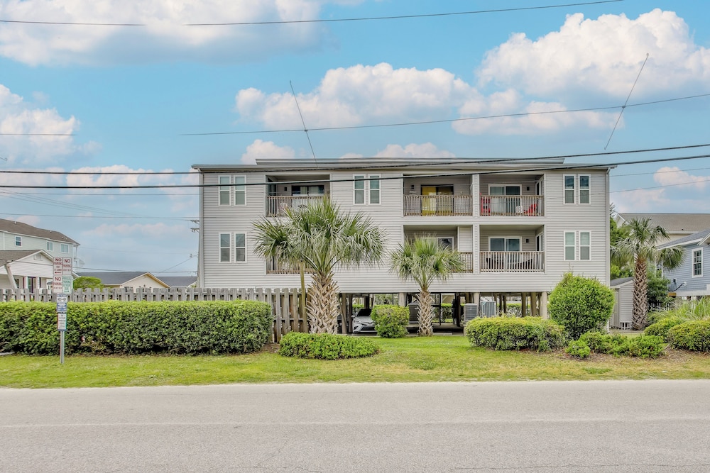 Grand Strand Coastal Condo: Walk to Beaches! view 2