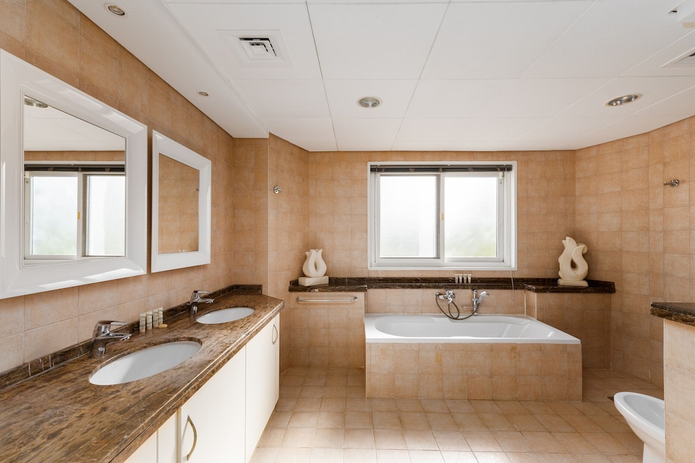 Artsy 4BR DIP Villa w Community Pool Gym