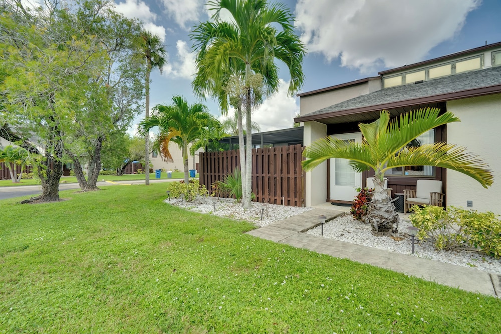 7 Mi to River District & Beach: Fort Myers Retreat