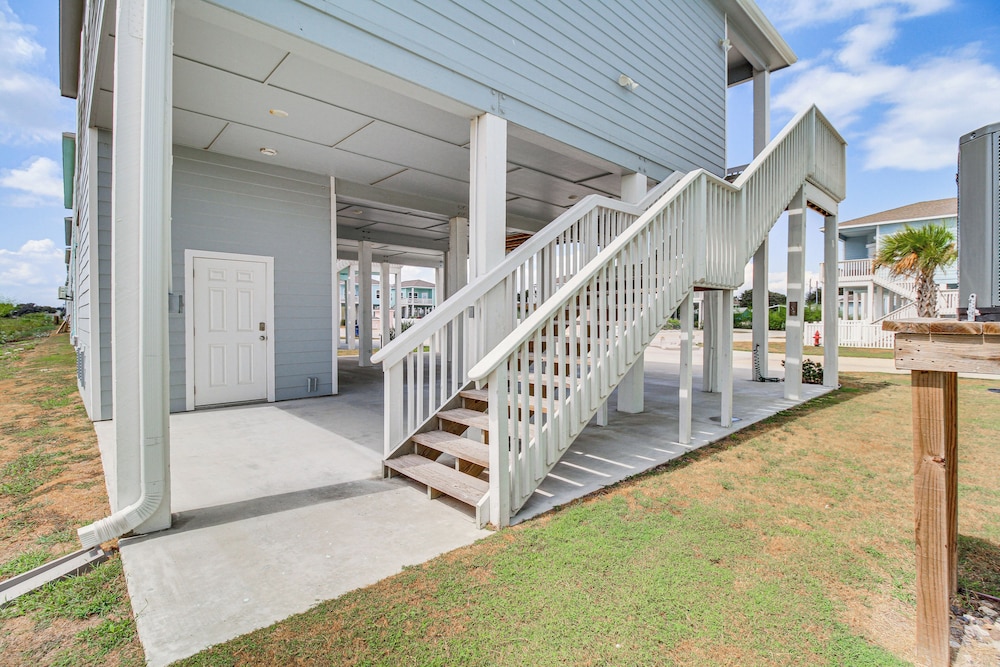 Walk to Water! Home w/ Pool Access in Rockport
