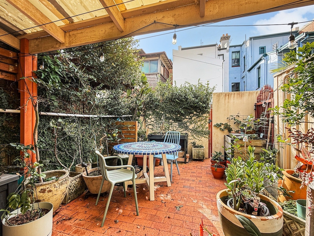 Charming Townhouse Steps From Newcastle Beach