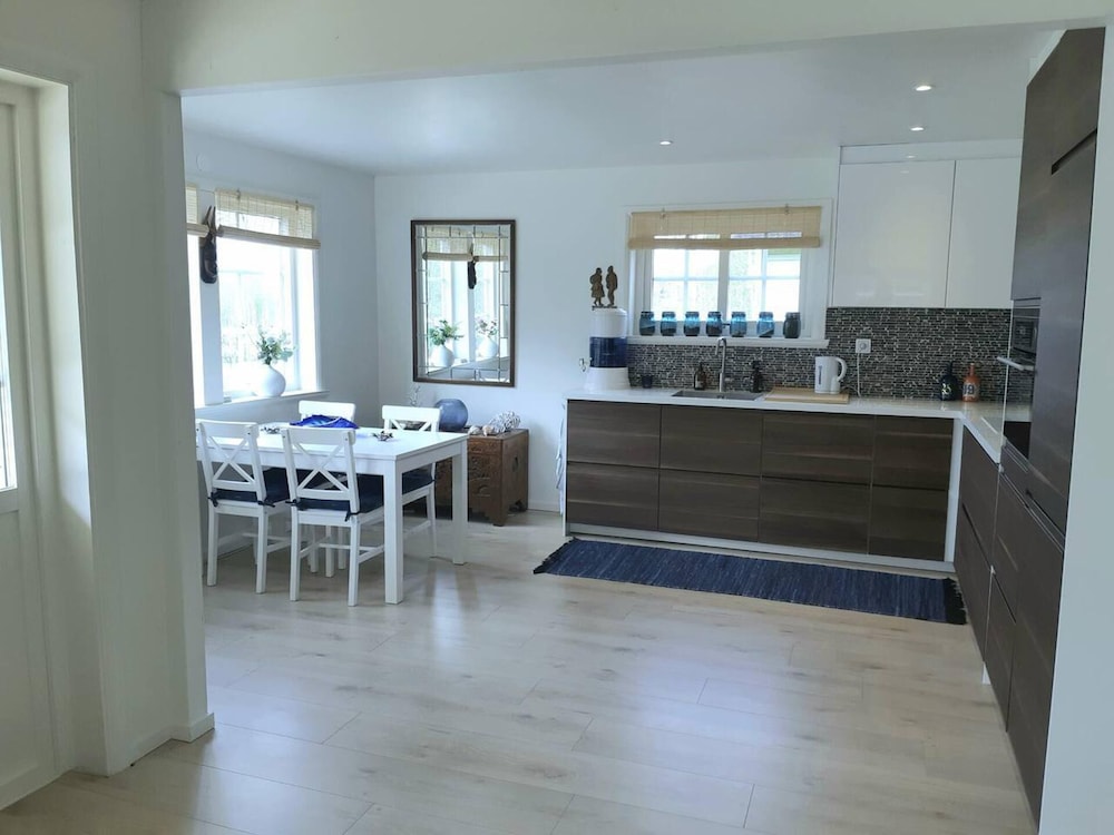 Stunning Sleeps 9 Lakeview Loghome, Spa & Yoga view 2