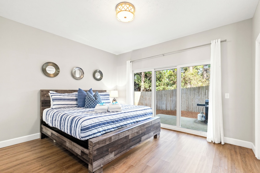 Sailors Cove: 5-bedroom, 4.5 Baths, Sleeps 12! Steps Away From the Beach!