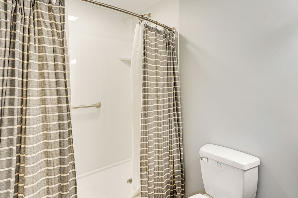 5 Mi to Dtwn York: Spacious Family Home