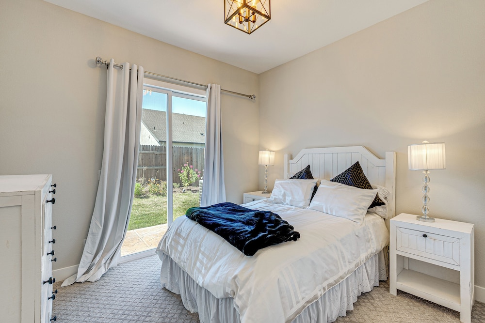Fenced-in Yard: Apt 7 Mi to Westfield Galleria