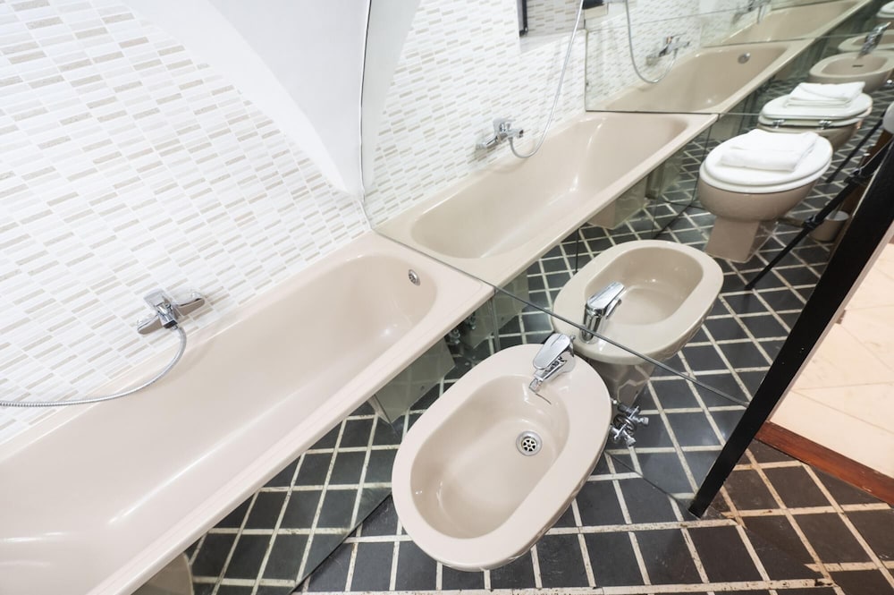 Caden Splace - Dbalconycollection at Piazza Navona