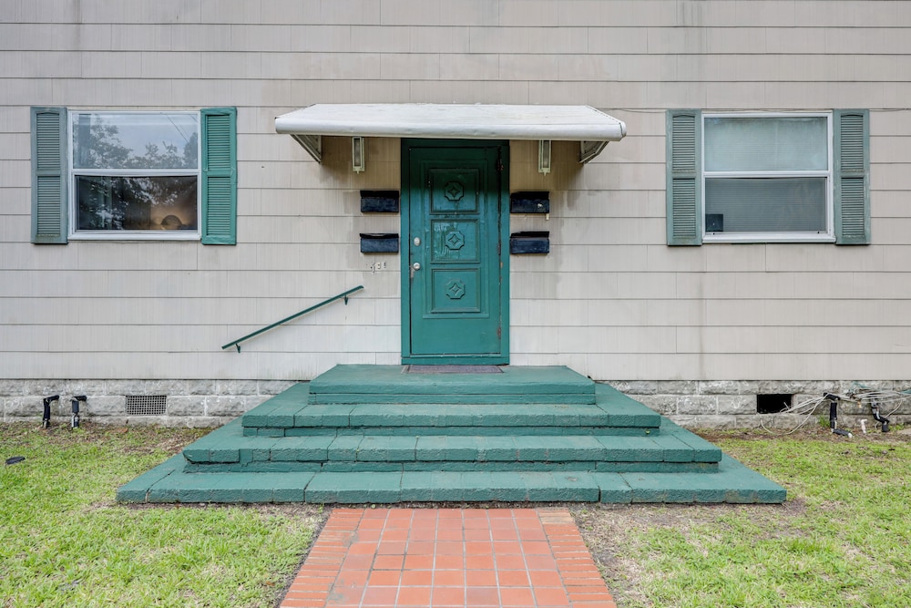 Steps to Food & Shops: Cozy Condo in Jacksonville!
