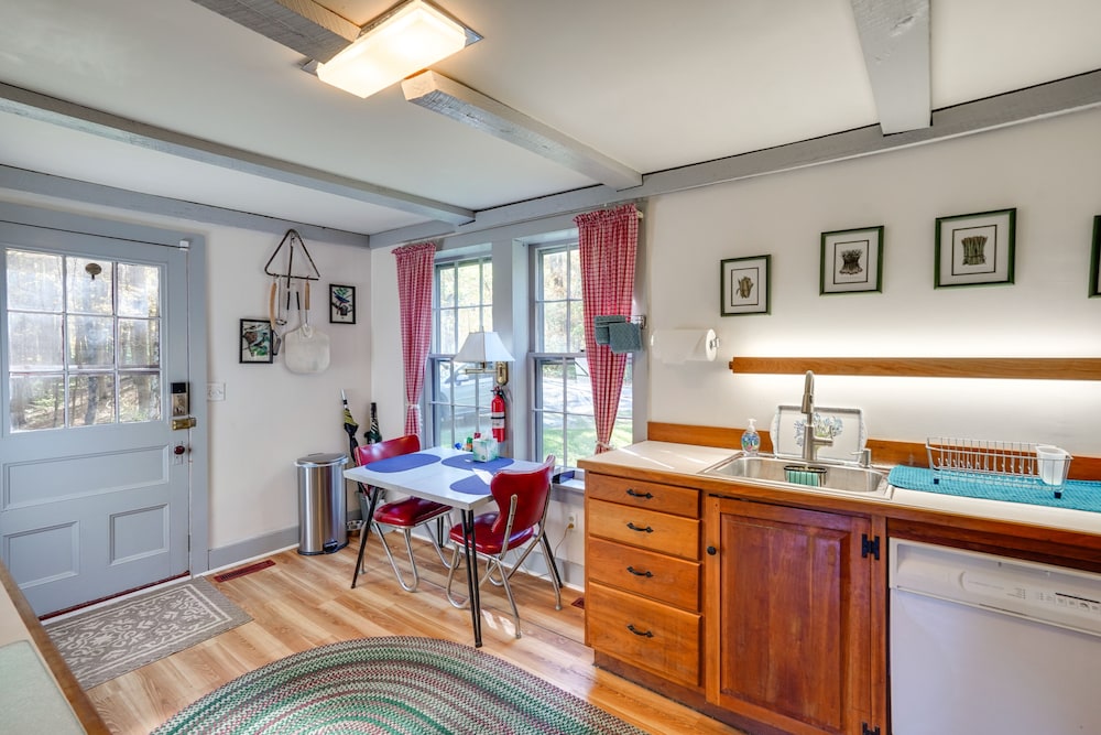 Tranquil 3 BR Stockbridge House w/ Private Deck!