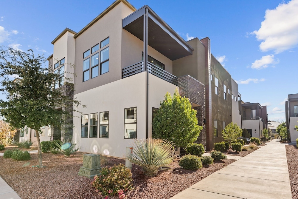 Villa #11 Adventure Retreat At Bloomington Villas 4 Bedroom Townhouse