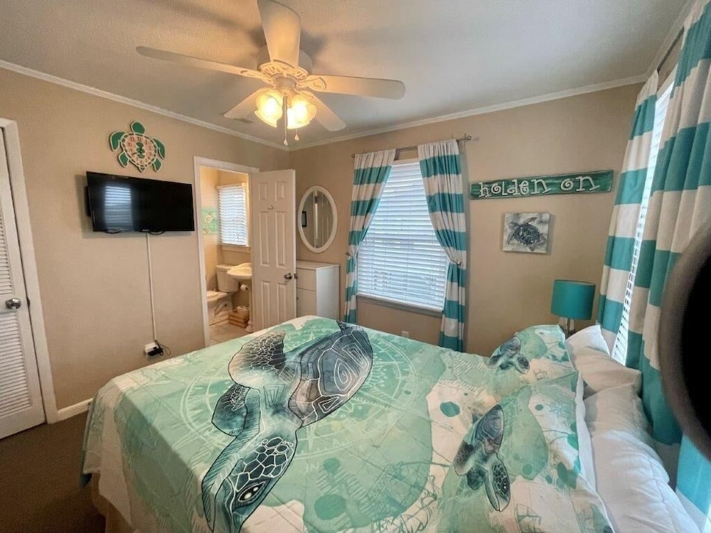 Sandy Bottoms 4 Bedroom Home by RedAwning view 2