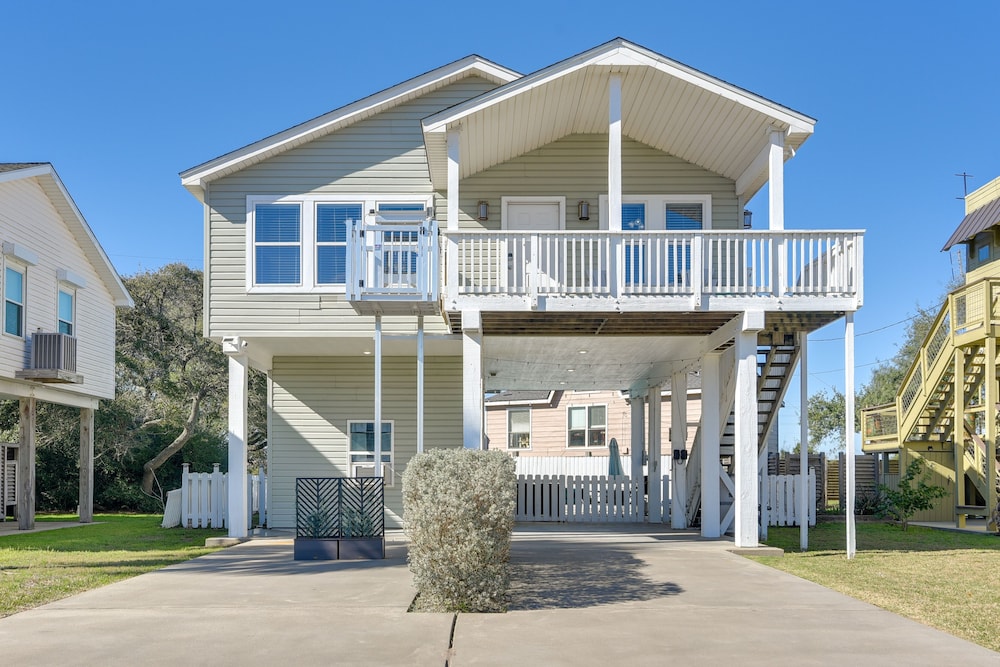 Galveston Getaway: Spacious Home < 1 Mi to Beaches