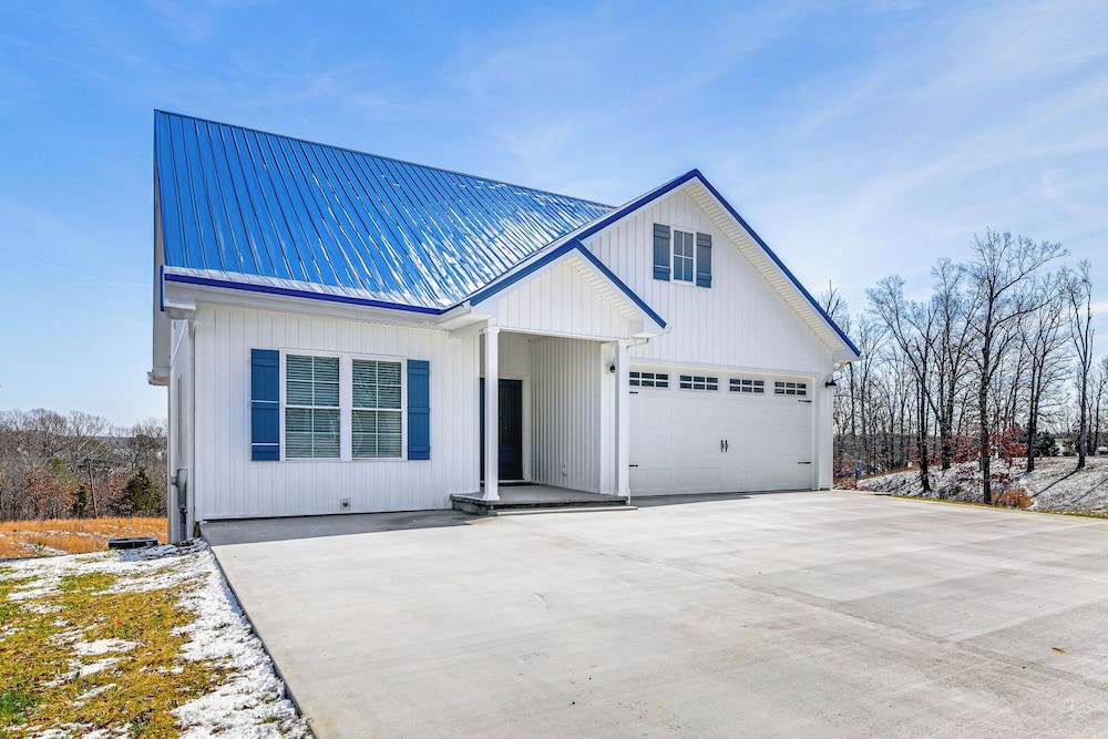 Lake View + Deck: Group Getaway in Grand Rivers!
