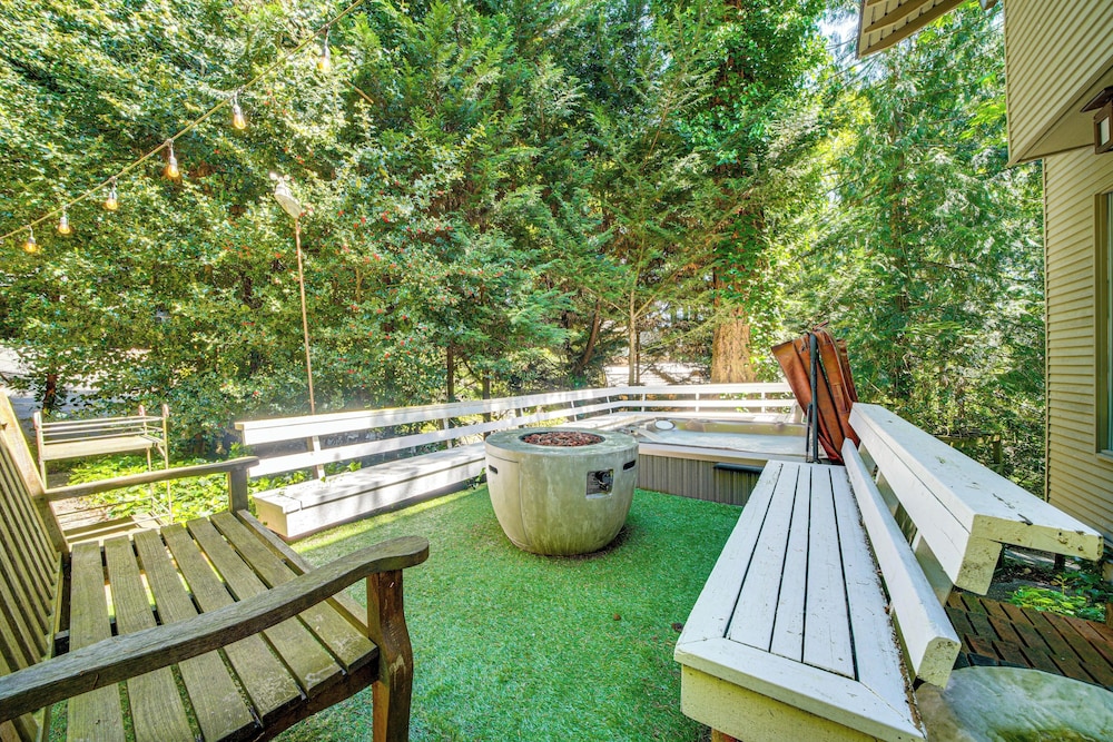 8 Mi to Dtwn Seattle: Pet-friendly Apt w/ Hot Tub