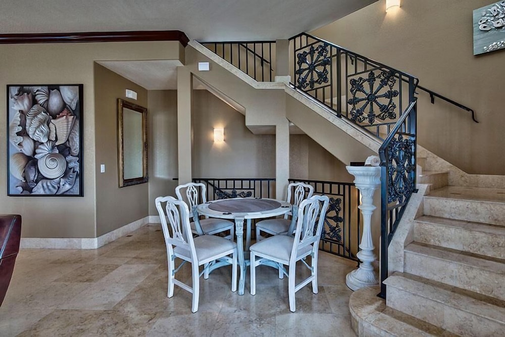 Tuscan Villa 5 Bedroom Holiday Home by Five Star Properties