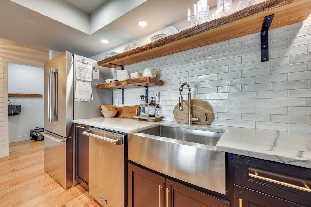 Steps to Sand: Townhome w/ Balcony in Jax Beach!