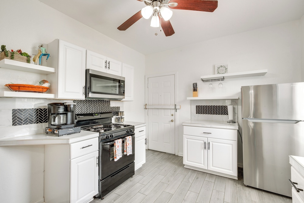 Luxurious 2BR Kansas City Condo Near Downtown