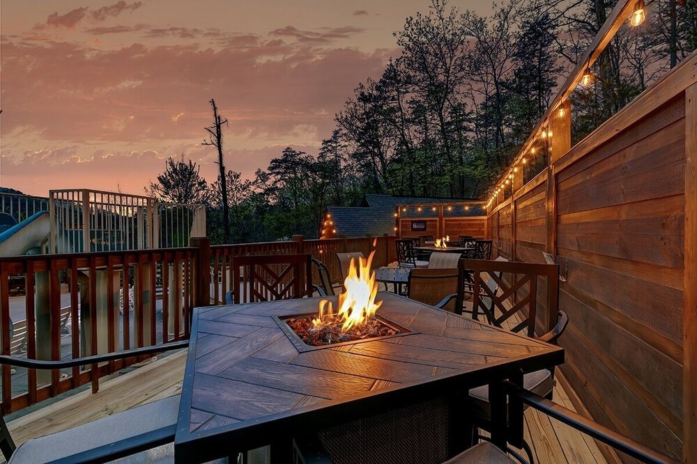 Bare Fu't Chateau - 4 Bedrooms, 4 Baths, Sleeps 14 Home by RedAwning