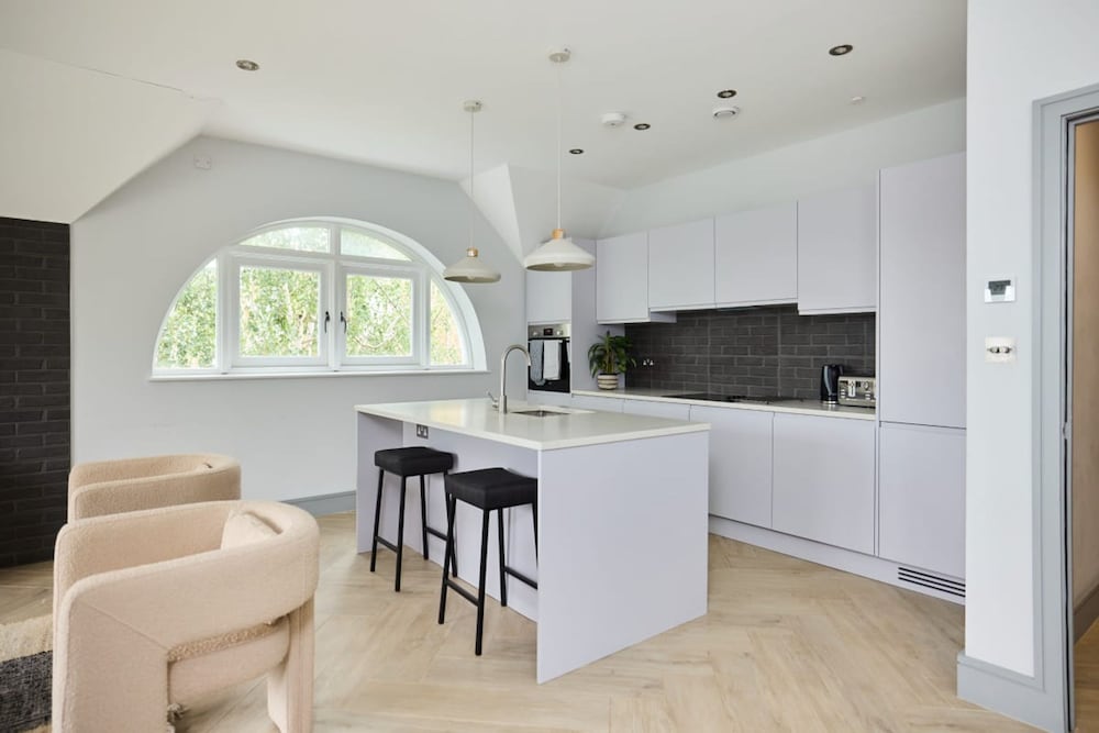 The Putney Sanctum - Beckoning 2bdr Flat With Balcony