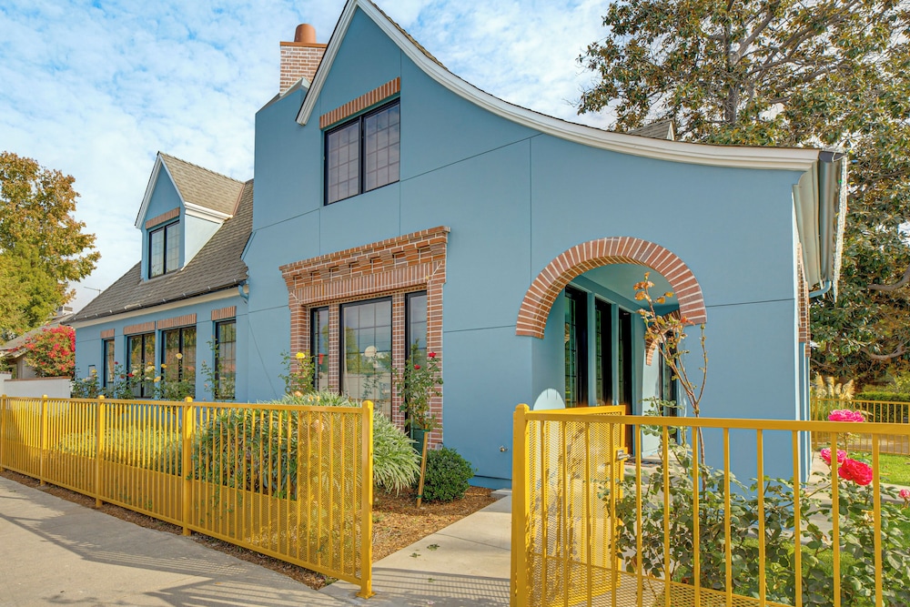 Shop, Dine & Explore Pasadena! Newly Built Home