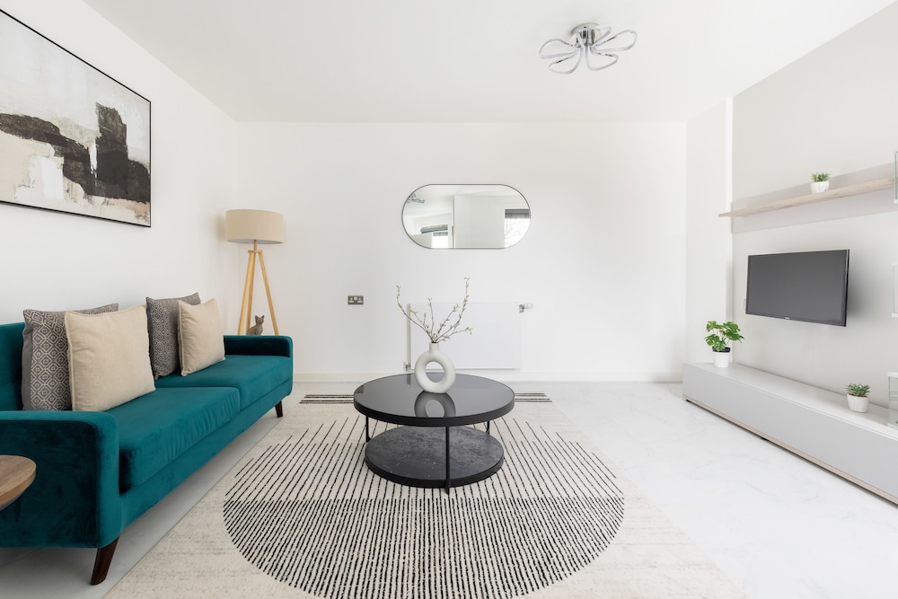 Luminous 2 Bed Balcony Flat in Islington