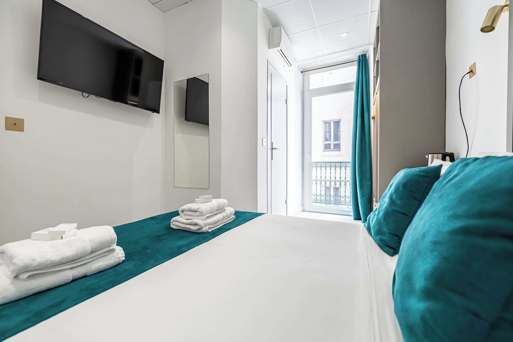 Deluxe Bedroom With Balcony in Cannes Palais