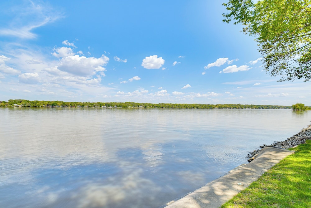 Steps to Mississippi River: Hot Tub Haven!