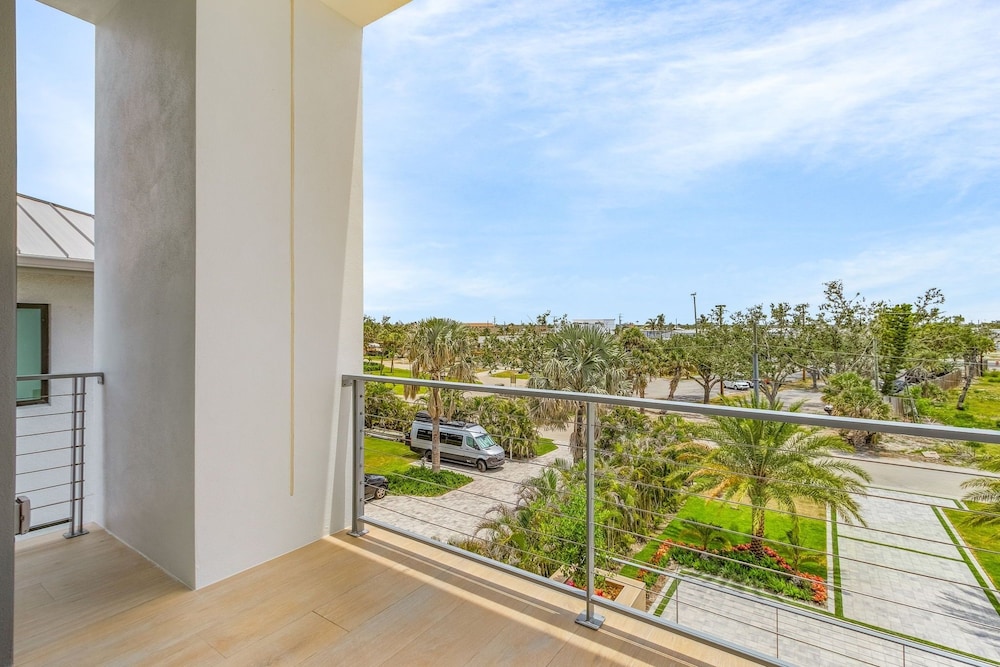793 Shoreline Estate: 6bd/6br, Luxurious Pool Home On The Water! 6 Bedroom Home