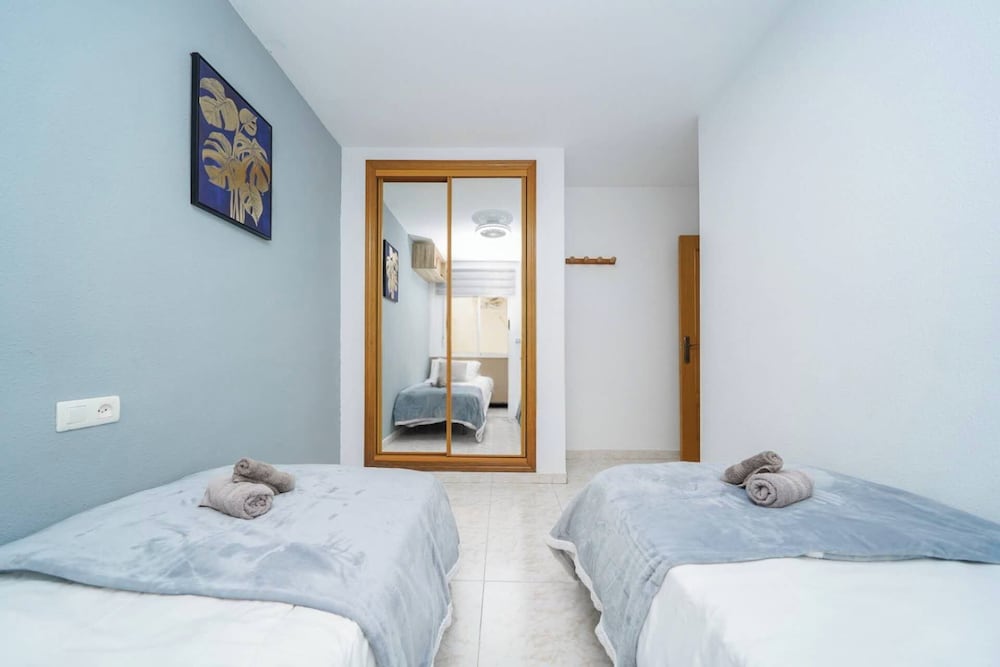 Modern 3-bed Apt, Sleeps 7, 6 Min Walk to Beach