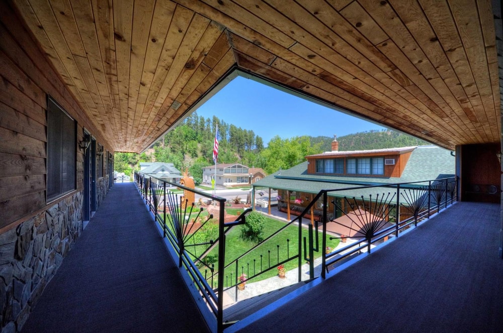 Cedar Wood Inn