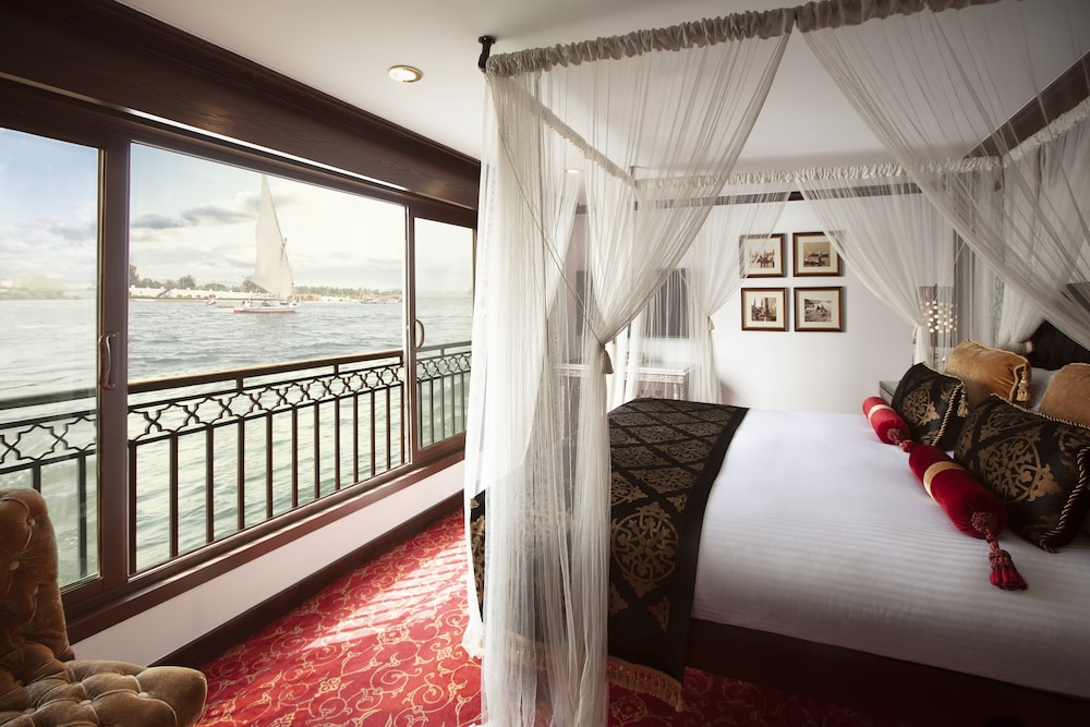 Bed & Sleeping Area