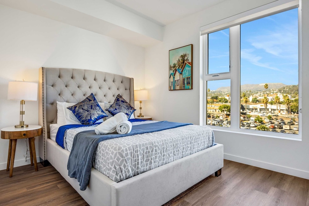 Luxury 3BR Hollywood Sign View by Oneluxstay
